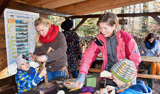 Simone Siebenhaar (rechts) vom NABU Burgstädt gibt Hinweise zum Herstellen von Dingen aus Naturmaterialien. Foto: Uwe Schönberner